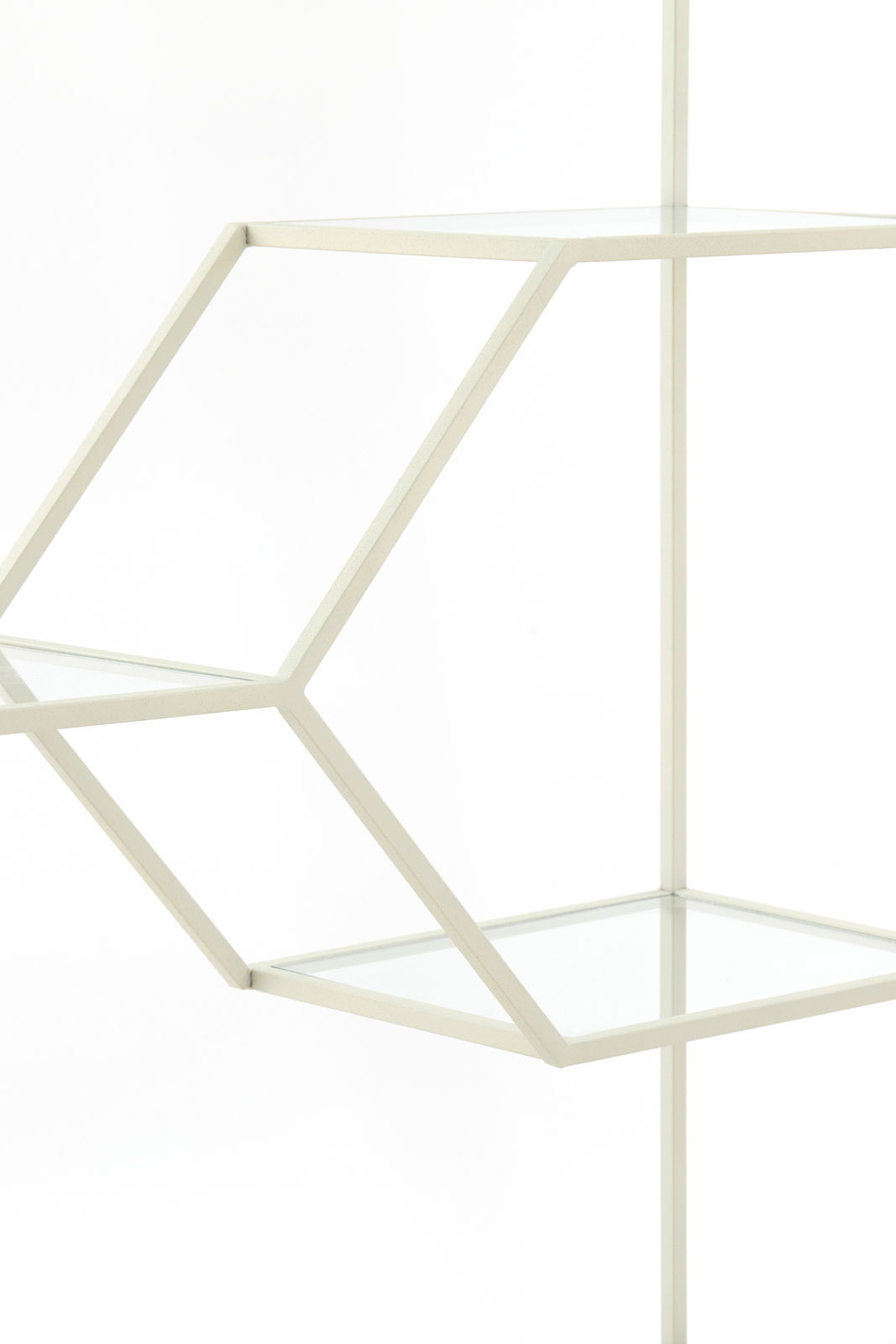 Nahaufnahme eines modernen, geometrischen Standregals mit Glasböden und einem weißen Metallrahmen, seitliche Perspektive.