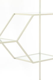 Nahaufnahme eines modernen, geometrischen Standregals mit Glasböden und einem weißen Metallrahmen, seitliche Perspektive.