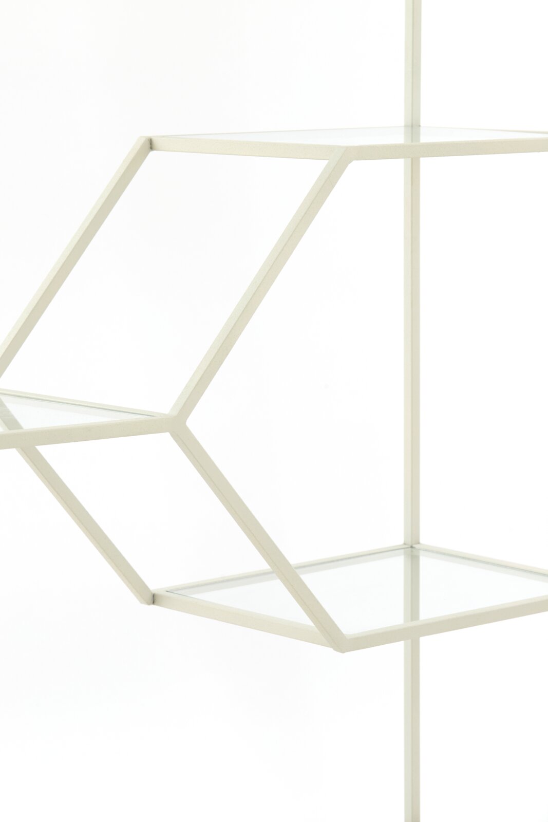 Close-up van een moderne, geometrische staande boekenkast met glazen planken en een wit metalen frame, gezien vanaf de zijkant.
