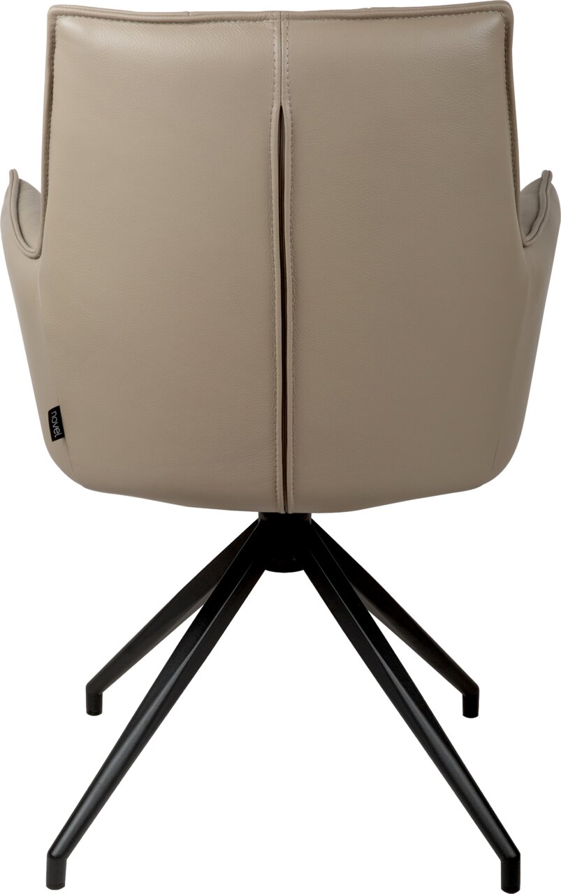 Achterkant van een moderne, gestoffeerde draaistoel in beige met een kunstleerlook, zijarmleuningen en een zwart metalen stervoet