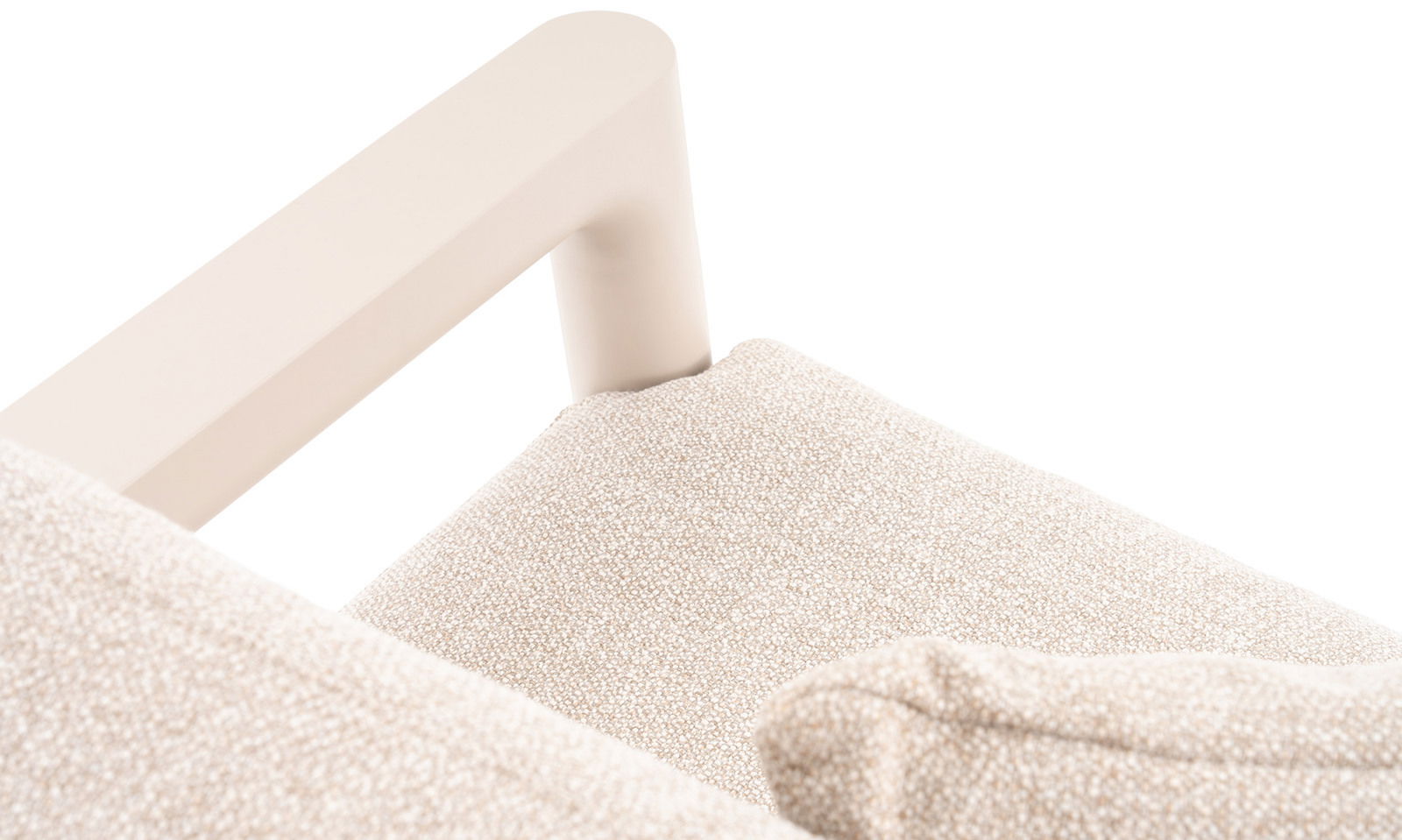 Nahaufnahme eines Loungesessels mit beigem Stoffbezug und hellem Armlehnenrahmen, von oben betrachtet.