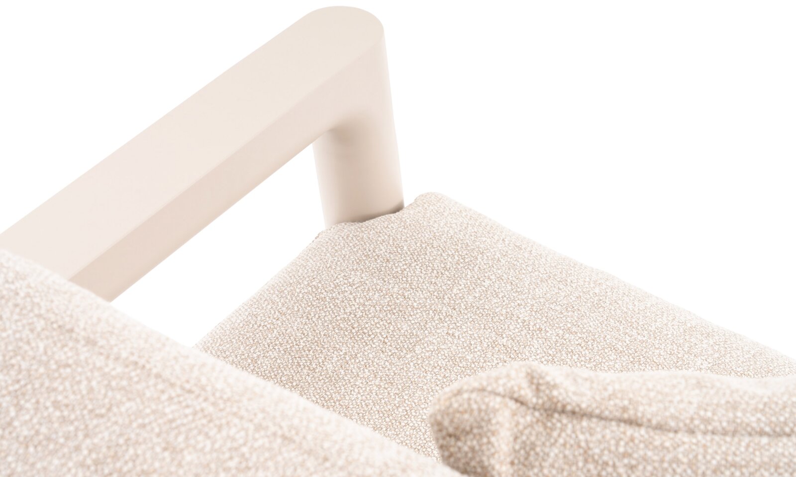 Close-up van een loungestoel met een beige stoffen bekleding en een lichtkleurig frame voor de armleuningen, gezien van bovenaf.