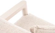 Close-up van een loungestoel met een beige stoffen bekleding en een lichtkleurig frame voor de armleuningen, gezien van bovenaf.