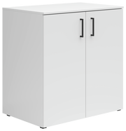 Weiße Kommode mit zwei Türen und schwarzen Griffen, seitliche Perspektive