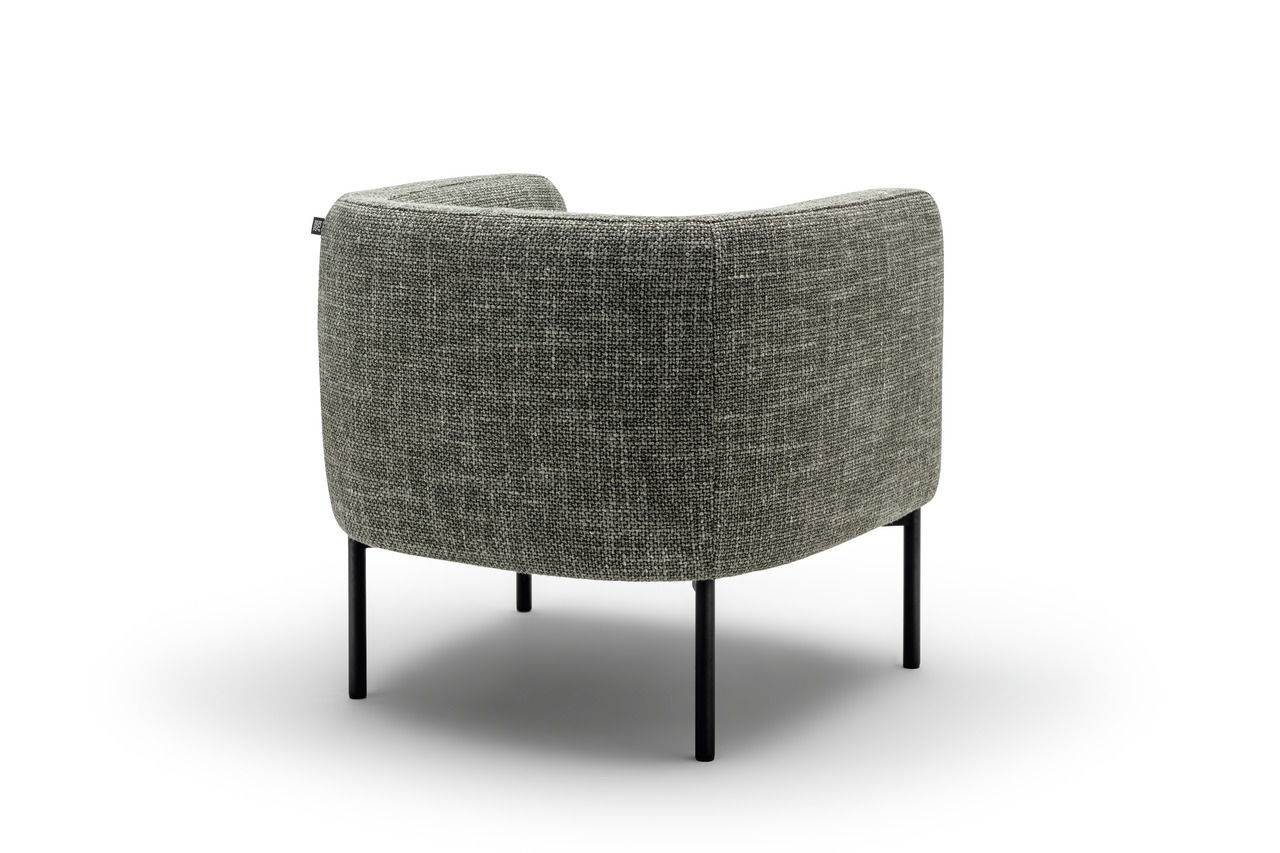 Rückansicht eines modernen Clubsessels mit grauem Stoffbezug und schlanken schwarzen Metallbeinen.