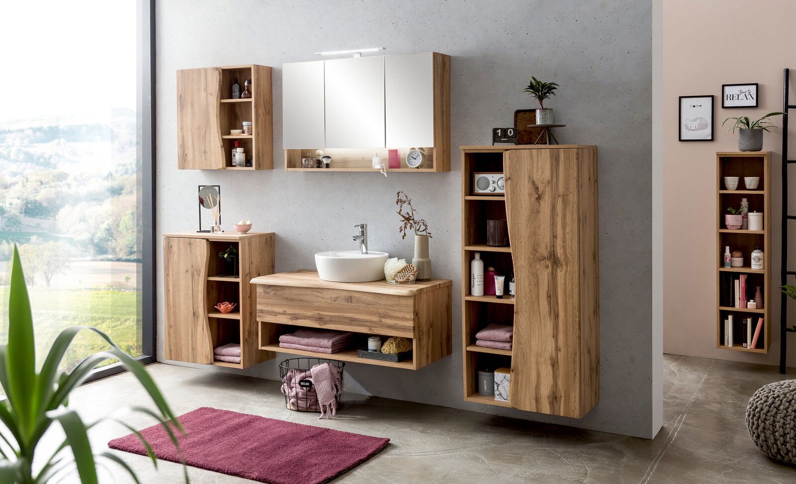 XORA Spiegelschrank VILLACH Moderner Spiegelschrank in einem stilvollen Badezimmer, frontal betrachtet, mit Holzschränken und Waschbecken.