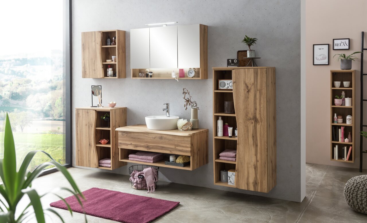 XORA Spiegelschrank VILLACH Moderner Spiegelschrank in einem stilvollen Badezimmer, frontal betrachtet, mit Holzschränken und Waschbecken.