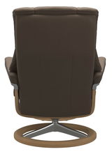 Rückansicht eines braunen Einzelsessels mit Holz- und Metallgestell