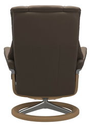 Rückansicht eines braunen Einzelsessels mit Holz- und Metallgestell