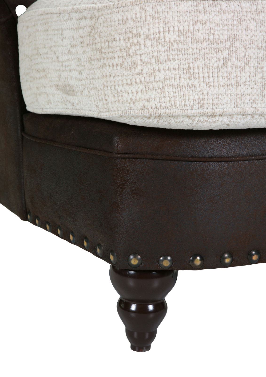 Nahaufnahme eines Megaohrensessels mit dunkelbraunem Lederbezug, heller Sitzfläche und dekorativen Nieten. Perspektive von der Seite.