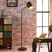 Novel Stehleuchte Moderne Stehleuchte in einem gemütlichen Wohnzimmer, seitliche Perspektive