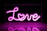 LED-Dekoleuchte in Form des Wortes 'Love' in leuchtendem Pink, frontal betrachtet.
