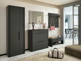 Moderne Garderobeneinrichtung in dunklem Design mit Schrank, Spiegel, Schuhschrank und Garderobenpaneel, seitliche Perspektive.