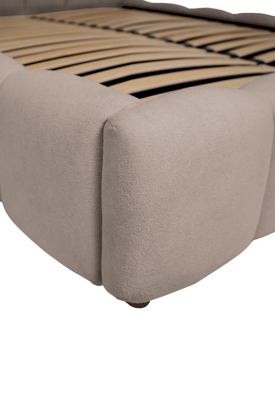 Nahaufnahme eines Polsterbettgestells in Beige mit sichtbaren Holzlatten, seitliche Perspektive.