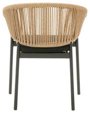 Rückansicht eines Gartensessels mit geflochtener Rückenlehne und dunklem Gestell