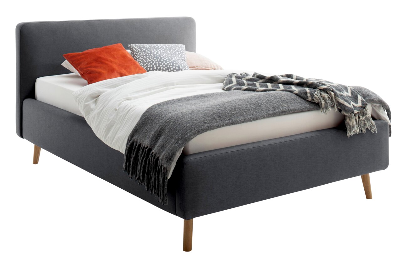 Z2 Polsterbett MATTIS Graues Polsterbett mit Holzfüßen, dekoriert mit Kissen und Decken, seitliche Perspektive