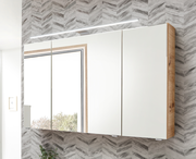 Spiegelschrank mit drei Türen, Holzrahmen und integrierter Beleuchtung, seitliche Perspektive