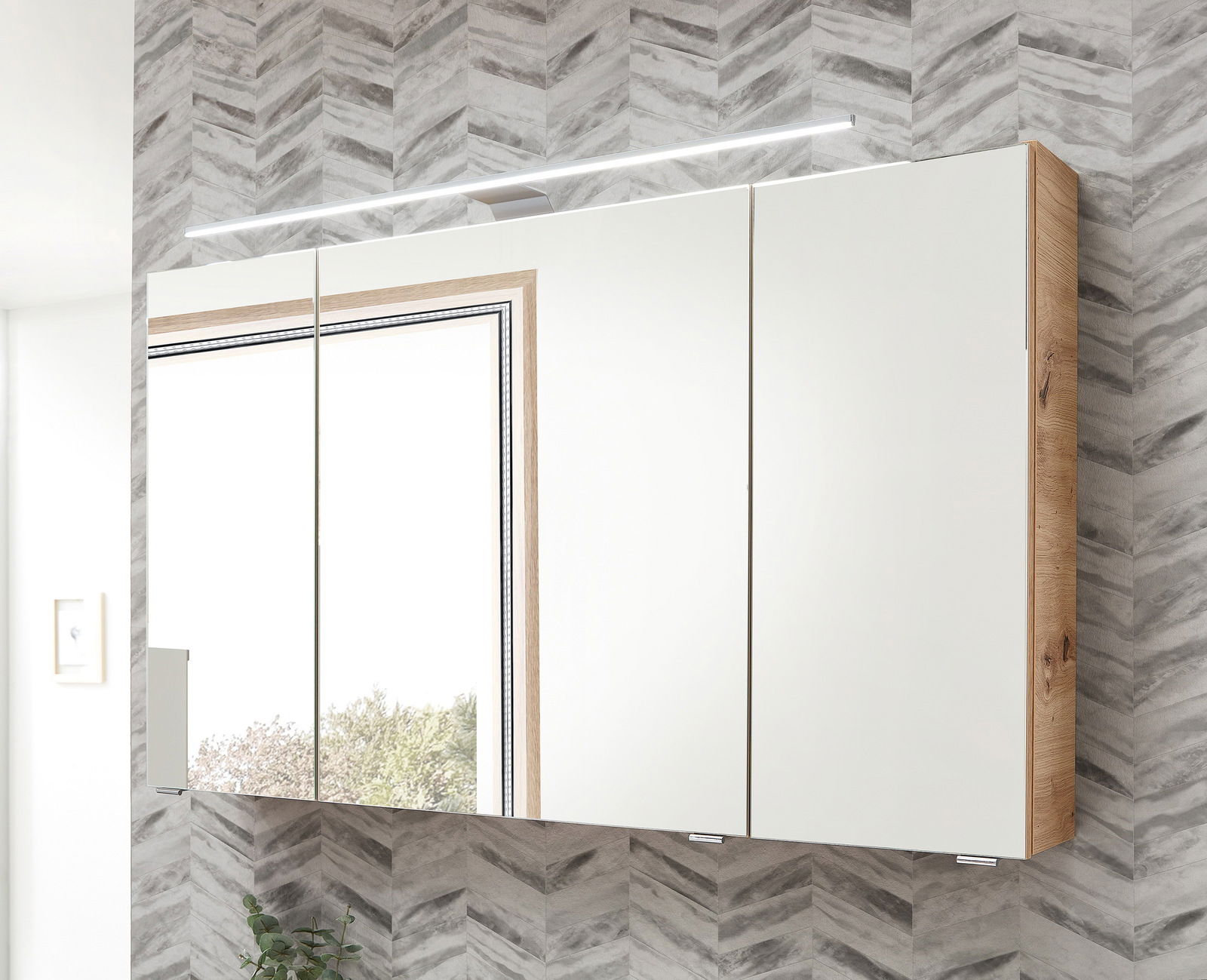 Spiegelschrank mit drei Türen, Holzrahmen und integrierter Beleuchtung, seitliche Perspektive