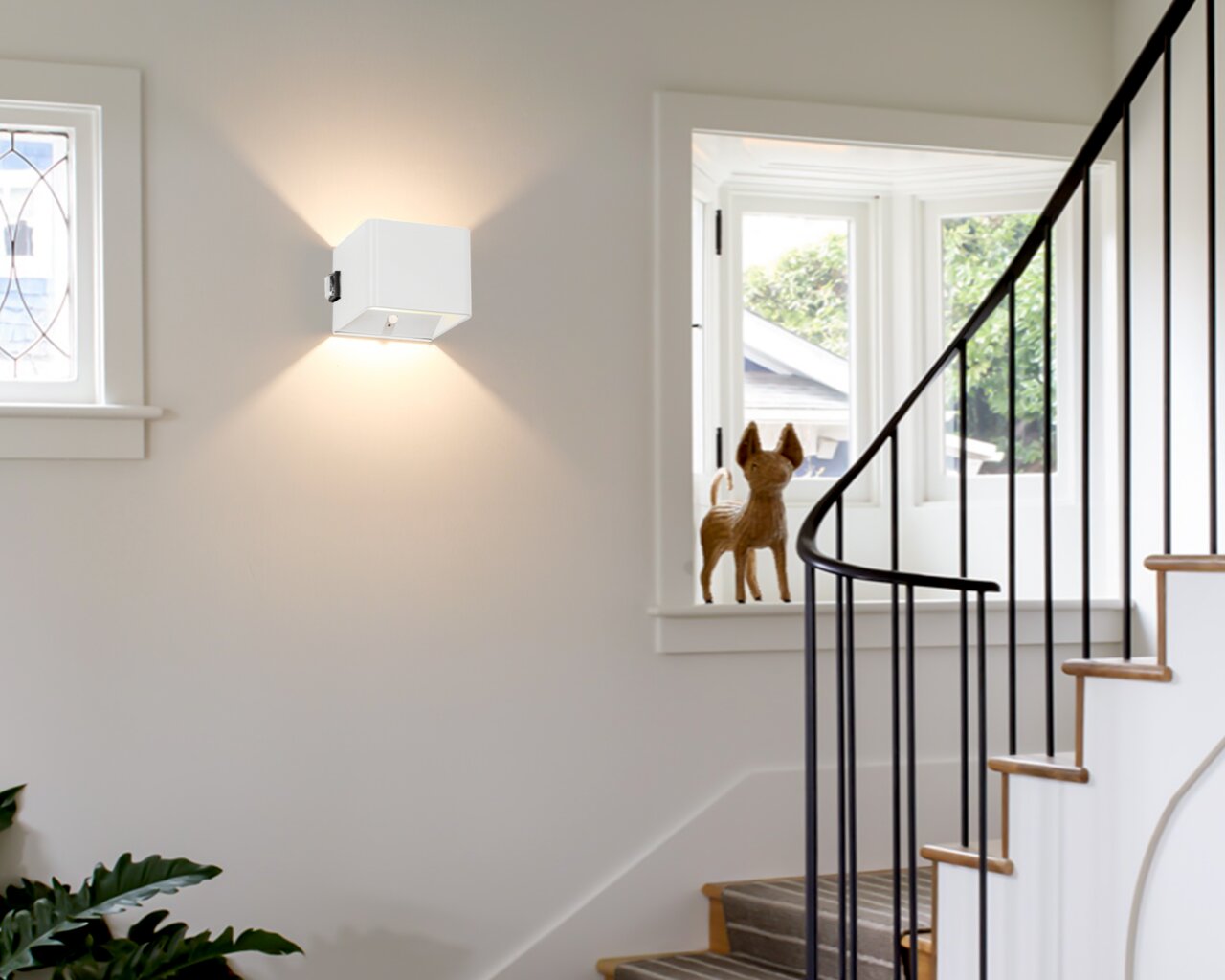 Moderne Akku-Wandleuchte in einem Treppenhaus, seitliche Perspektive