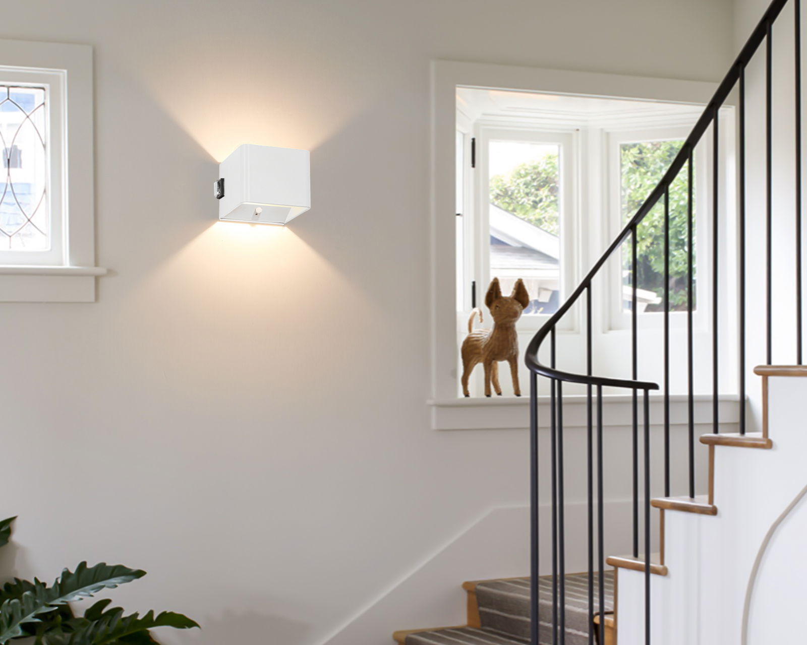 Moderne Akku-Wandleuchte in einem Treppenhaus, seitliche Perspektive