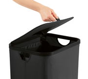 Pfandflaschen Sammelbehälter mit geöffnetem Deckel, seitliche Perspektive