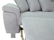 Nahaufnahme einer grauen, gerippten Rundecke mit mehreren Kissen, seitliche Perspektive