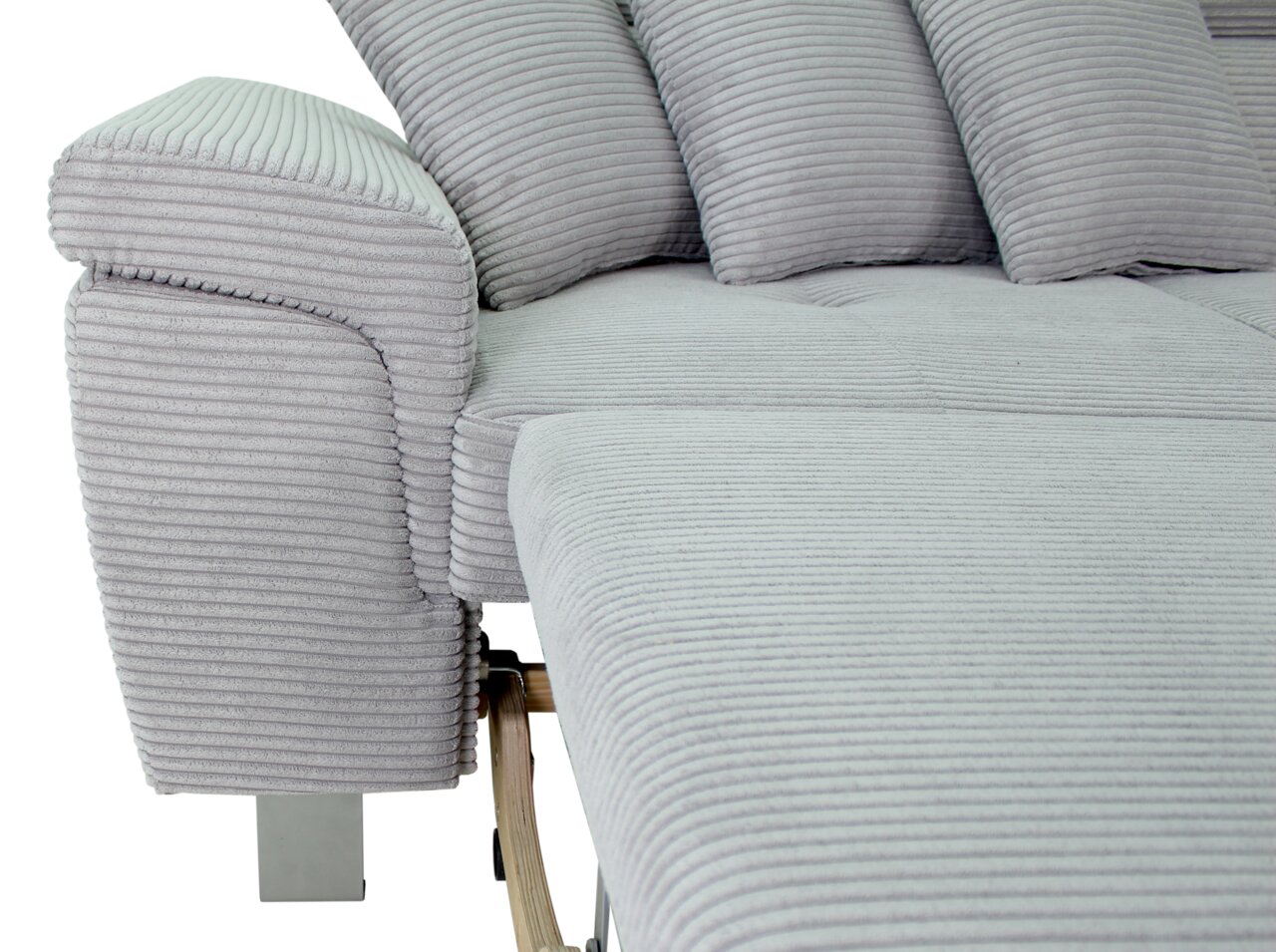 Nahaufnahme einer grauen, gerippten Rundecke mit mehreren Kissen, seitliche Perspektive
