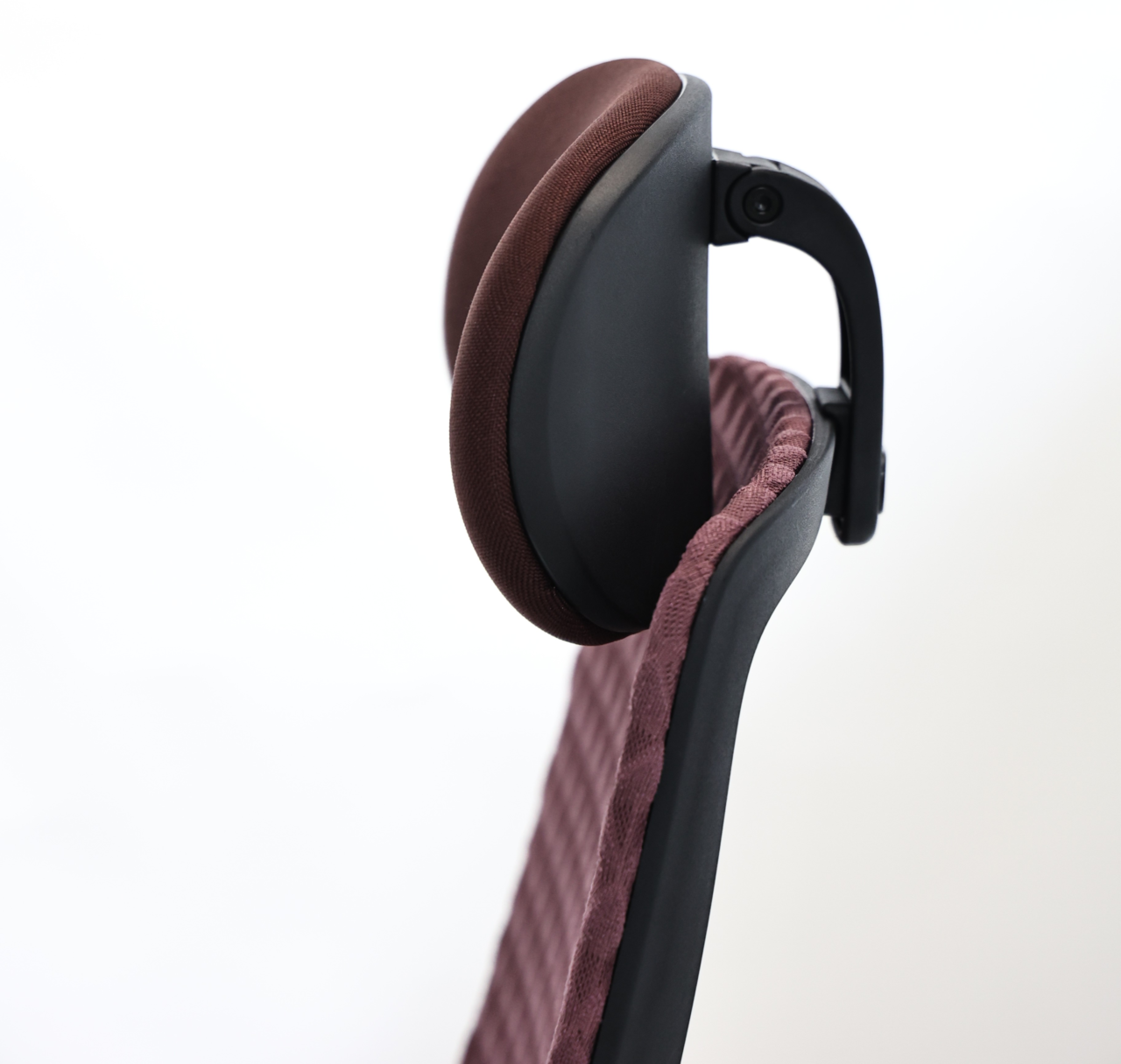 Nahaufnahme der Rückenlehne eines Drehstuhls mit Kopfstütze, seitliche Perspektive