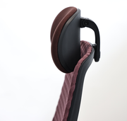 Nahaufnahme der Rückenlehne eines Drehstuhls mit Kopfstütze, seitliche Perspektive