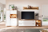 Moderne Wandkombination in einem hellen Wohnzimmer, bestehend aus einem weißen Schrank mit Holzdetails und einem TV-Schrank mit integriertem Regal. Perspektive von vorne.