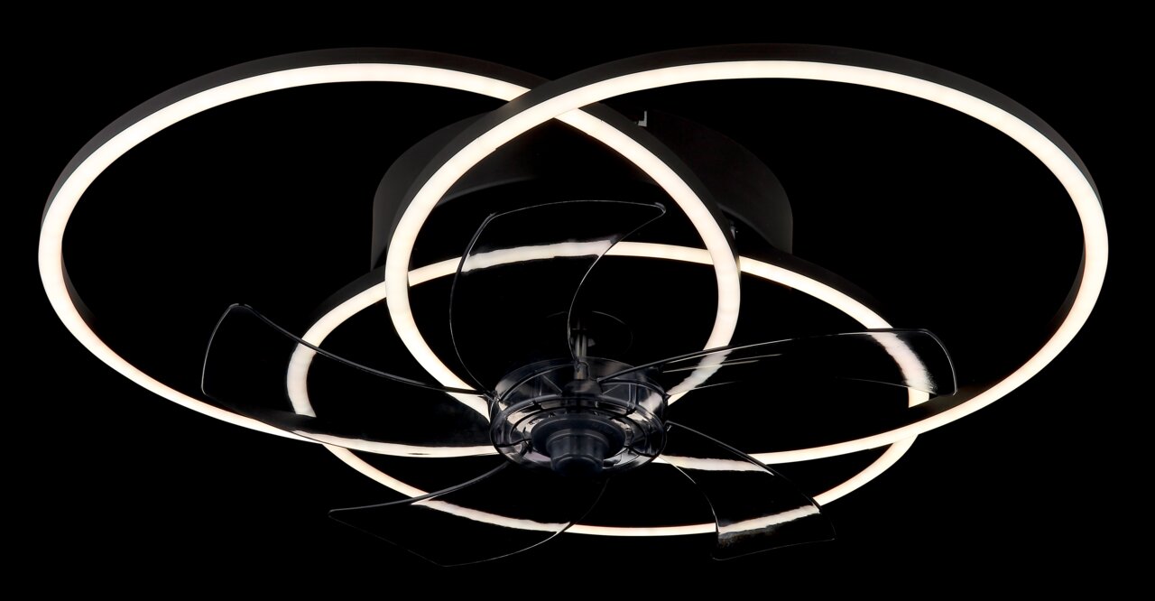 Moderner Deckenventilator mit LED-Leuchtringen, von unten betrachtet
