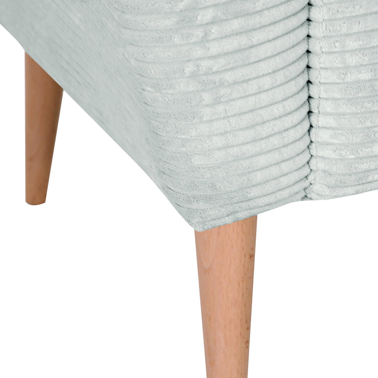 Detailaufnahme eines hellgrauen, gerippten Polstermöbels mit konischen Holzbeinen, schräg von unten an der Ecke fotografiert