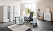 Moderner XL-Drehstuhl in einem stilvollen Büro, seitliche Perspektive