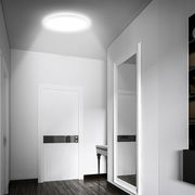 LED-Deckenleuchte mit Bewegungssensor in einem modernen Flur, von unten betrachtet.