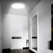 LED-plafondlamp met bewegingssensor in een moderne gang, van onderaf gezien.