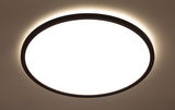 Runde LED-Deckenleuchte mit schwarzem Rahmen, von unten betrachtet, leuchtet hell mit einem sanften Lichtschein an der Decke.