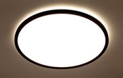 Runde LED-Deckenleuchte mit schwarzem Rahmen, von unten betrachtet, leuchtet hell mit einem sanften Lichtschein an der Decke.