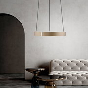 Moderne LED-Pendelleuchte in einem eleganten Wohnzimmer, seitliche Perspektive