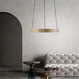 Moderne LED-Pendelleuchte in einem eleganten Wohnzimmer, seitliche Perspektive