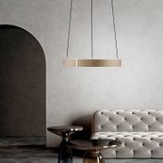 Moderne led-hanglamp in een elegante woonkamer, zijaanzicht