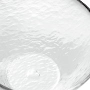 Nahaufnahme einer transparenten, strukturierten Glasschale mit wellenförmiger Oberfläche, von oben betrachtet.