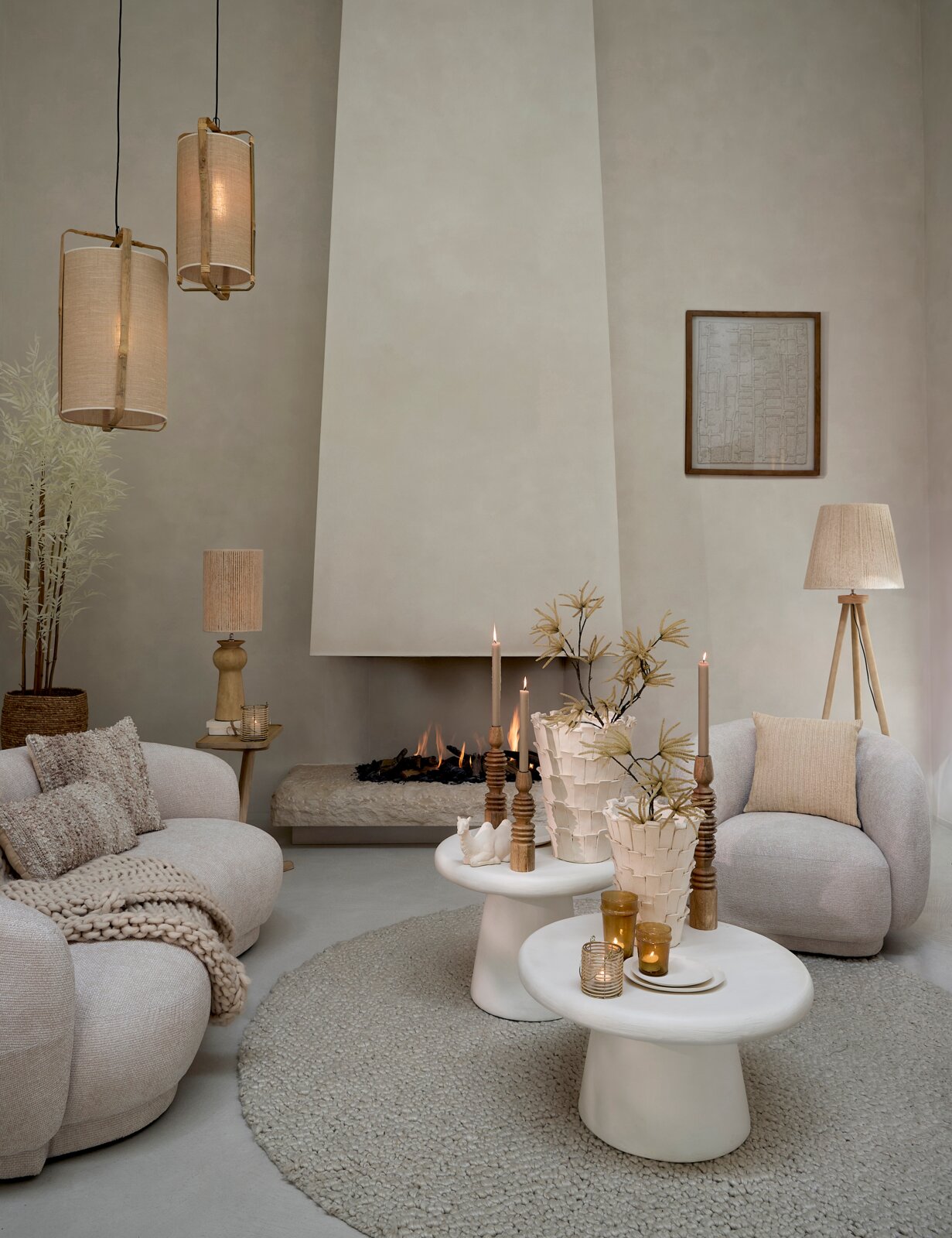 Gemütliches Wohnzimmer mit moderner Stehleuchte im Hintergrund, seitliche Perspektive