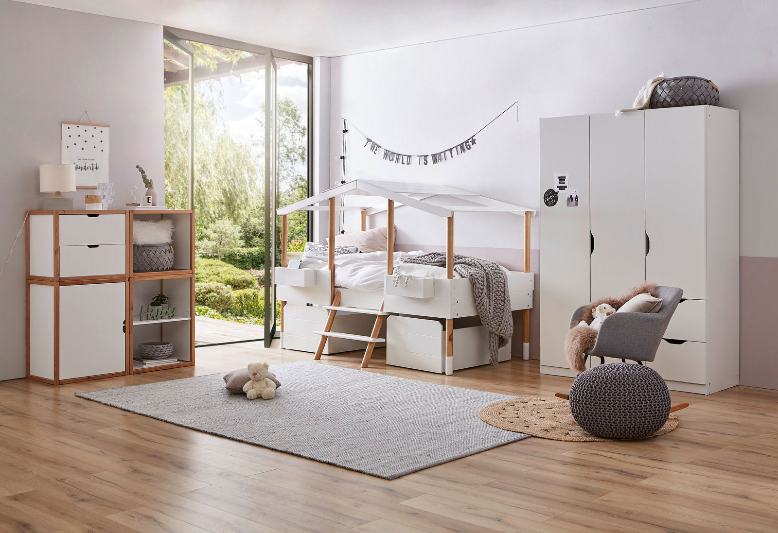 Kinderzimmer mit Hausbett, Kleiderschrank und Bücherregal in moderner, heller Einrichtung. Perspektive von der Seite.