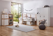 Kinderzimmer mit Hausbett, Kleiderschrank und Bücherregal in moderner, heller Einrichtung. Perspektive von der Seite.