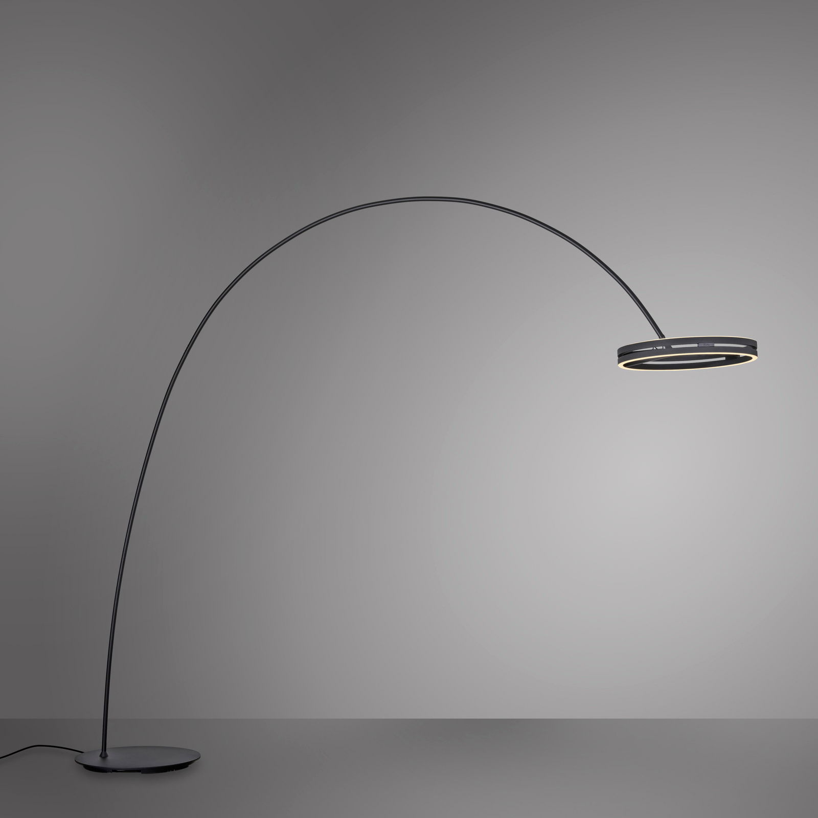 Moderne LED-Bogenleuchte in seitlicher Perspektive mit elegantem, gebogenem Design und rundem Lampenschirm.