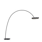 Moderne LED-Bogenleuchte in seitlicher Perspektive mit elegantem, gebogenem Design und rundem Lampenschirm.