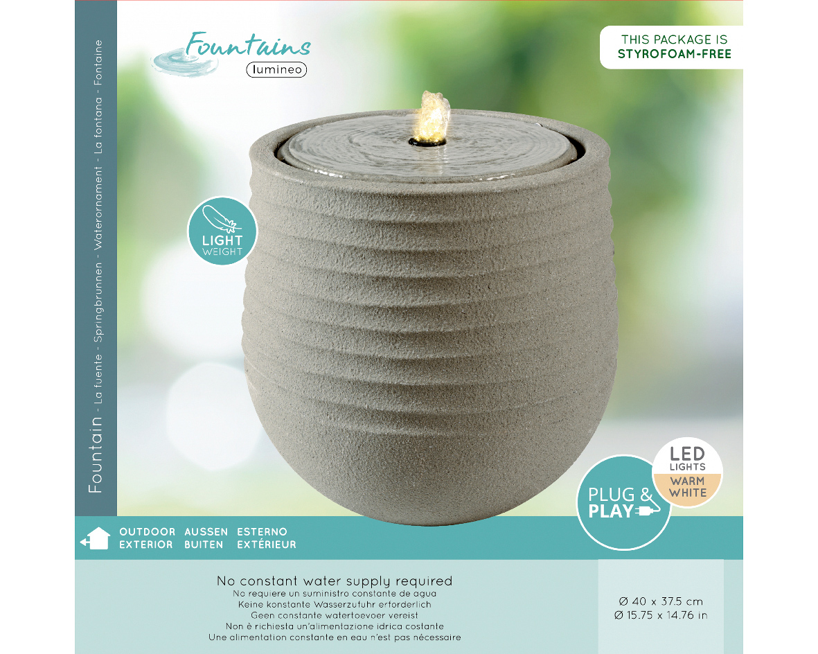 Perspektive von vorne: Grauer, runder Brunnen aus recyceltem Kunststoff mit LED-Beleuchtung, geeignet für den Außenbereich, leicht und ohne konstante Wasserversorgung.