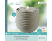 Perspektive von vorne: Grauer, runder Brunnen aus recyceltem Kunststoff mit LED-Beleuchtung, geeignet für den Außenbereich, leicht und ohne konstante Wasserversorgung.