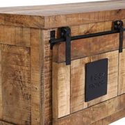 Nahaufnahme eines rustikalen Lowboards aus Holz mit schwarzem Metallschiebemechanismus und Metallplatte mit der Aufschrift '1887 Factory'.