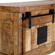 Nahaufnahme eines rustikalen Lowboards aus Holz mit schwarzem Metallschiebemechanismus und Metallplatte mit der Aufschrift '1887 Factory'.